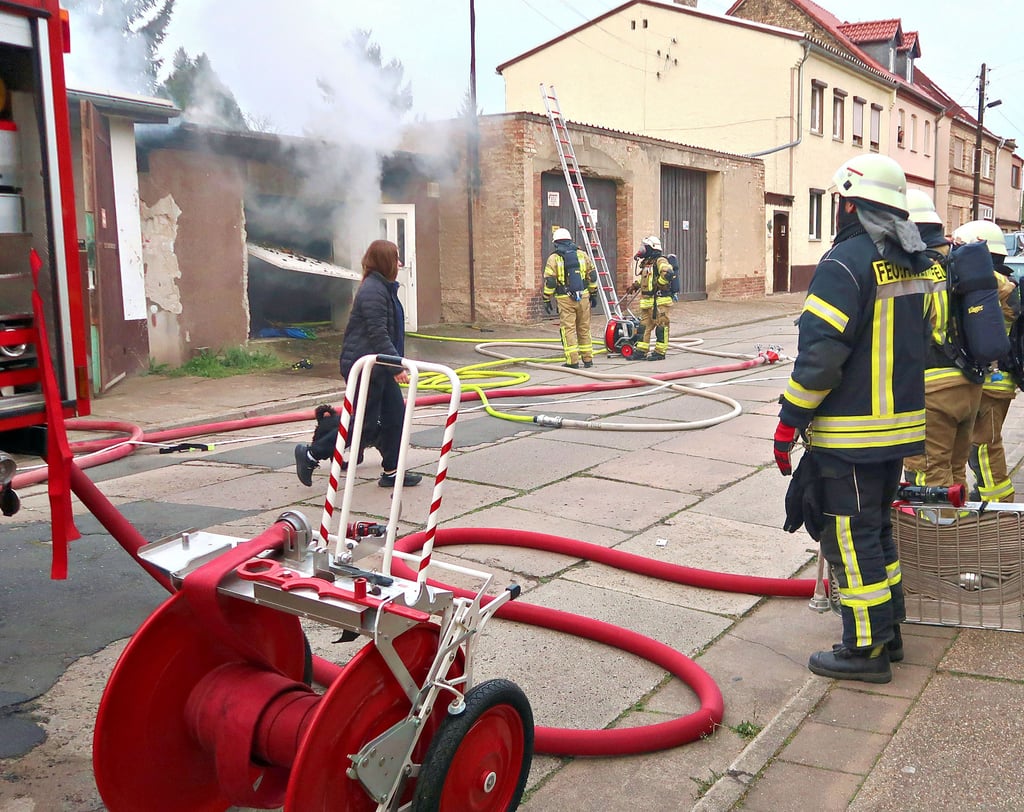 Ein Garagenbrand in der Karl Marx Straße in Hecklingen löst einen Feuerwehreinsatz aus.