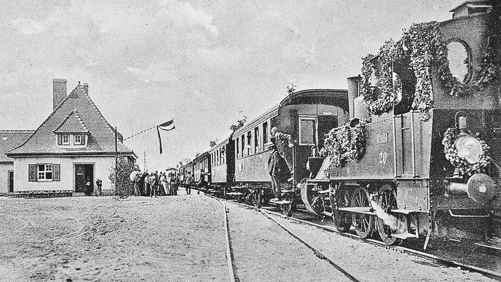 Der erste Zug, festlich geschmückt, wurde im Jahr 1914 in Dessau feierlich begrüßt.