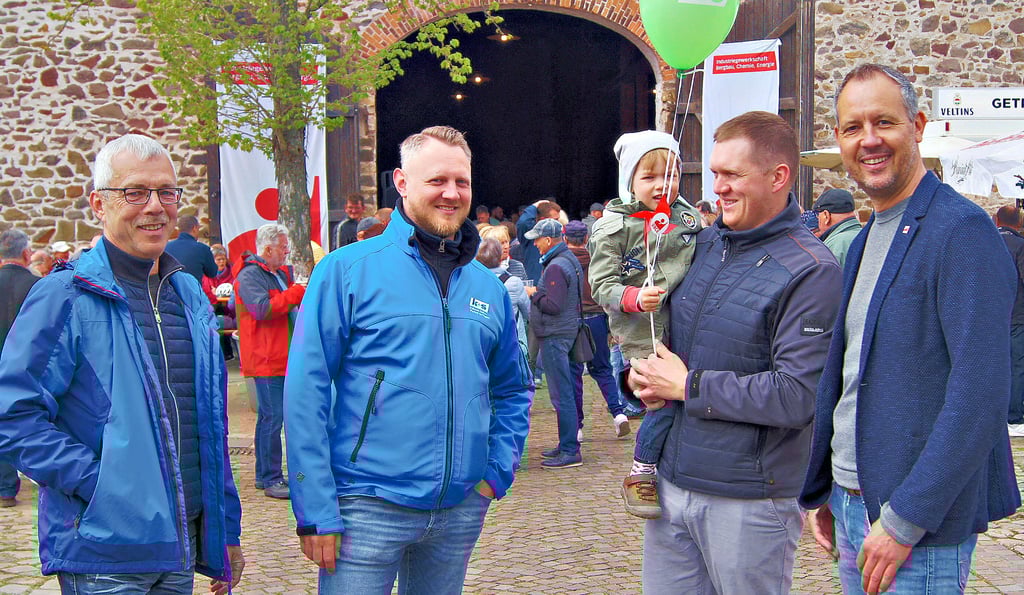 Wer sich dem Kalibergbau verbunden fühlt, kommt zur Maifeier der IC BCE in die Museumsscheune. Auf den Zusammenhalt – auch zwischen Generationen – schwört Betriebsratsvorsitzender Michael Knackmuß (v.r.), aber auch Schachthandwerker Marco Messerschmidt mit Sohn Lasse, Steiger Christian Brehmeyer sowie Rentner Thomas Thiel.