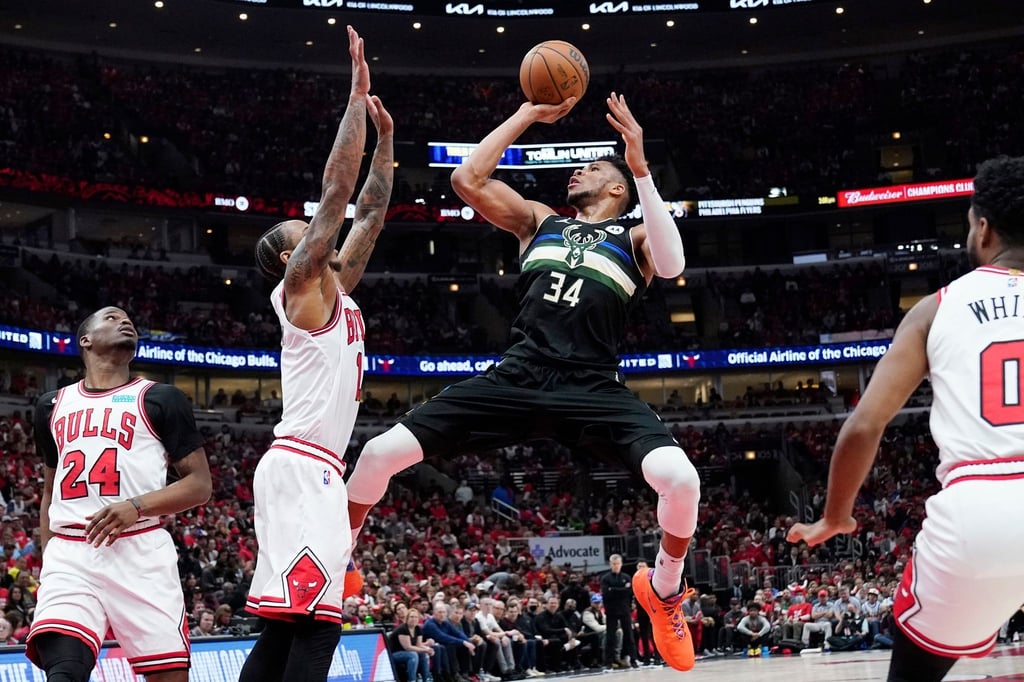Milwaukees Giannis Antetokounmpo kommt gegen Chicagos DeMar DeRozan zum Wurf.