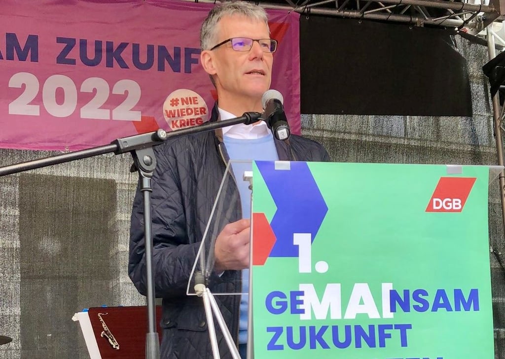 Auch Bürgermeister Egbert Geier ist am Rednerpult auf dem Markt.