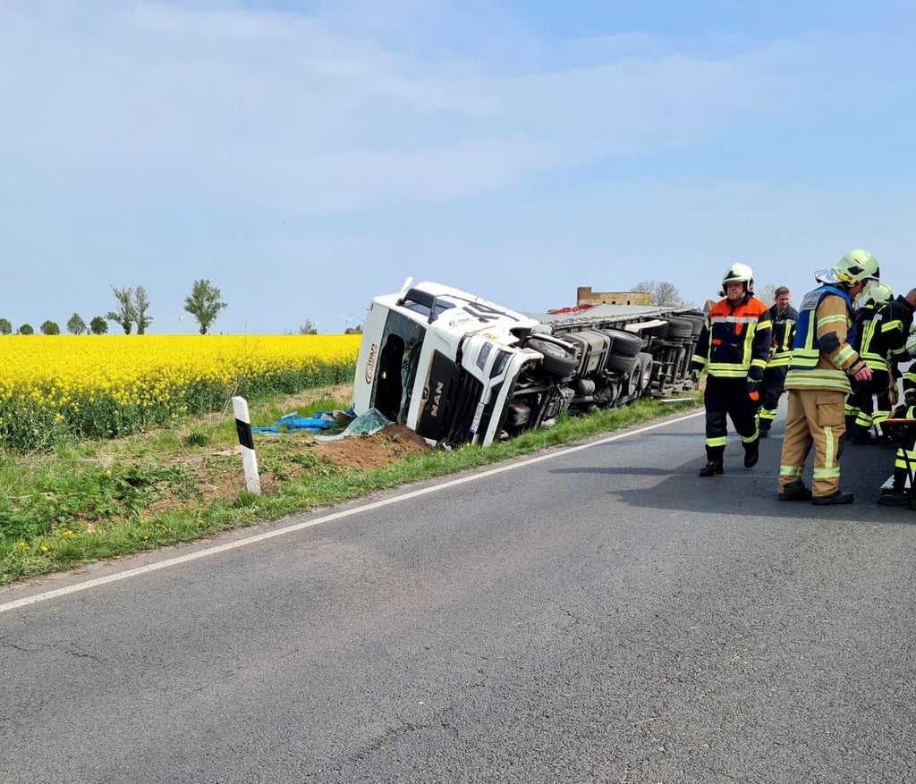 Das Gespann kippte auf Die Seite. Der Fahrer wurde von der feuerwehr aus der Fahrkabine befreit.
