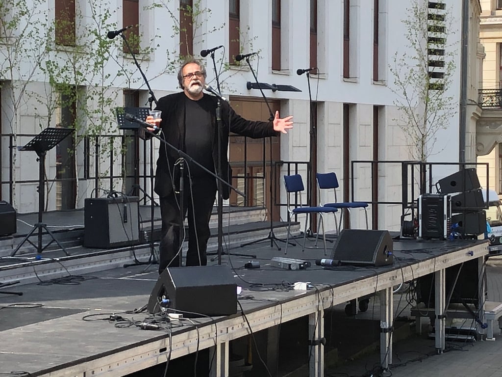 Matthias Brenner, Intendant des Neuen Theaters, freute sich über die Mai.-Veranstaltung, die zwei Jahre pandemiebdingt ausfallen musste und nun wieder viele Besucher anzog.