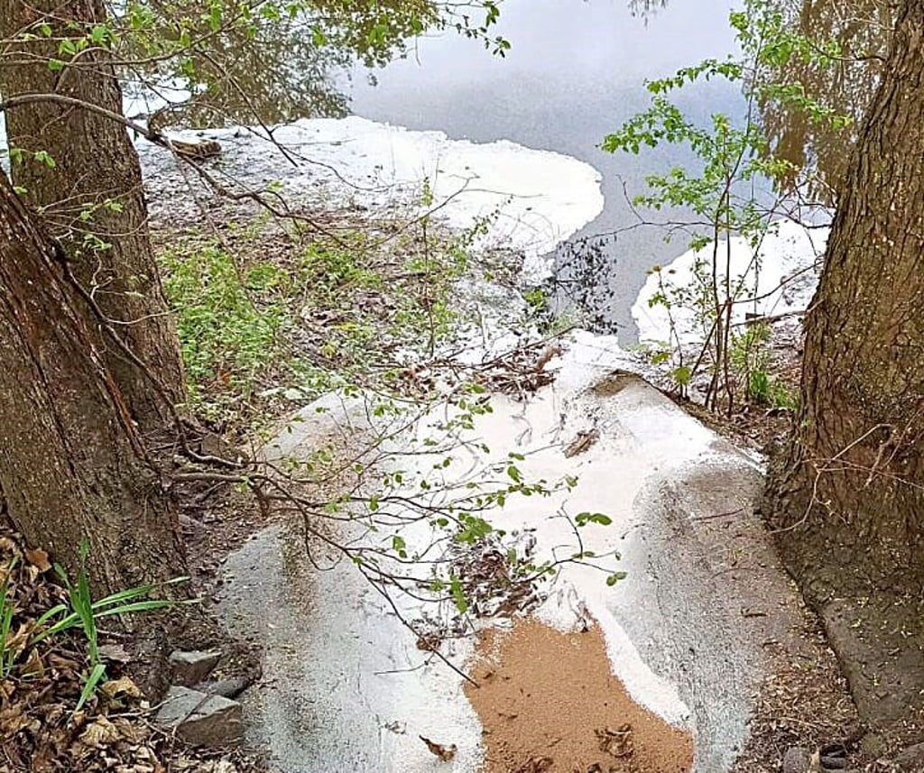 Die Stelle, an der die Substanz ins Wasser floss. Der Ölfilm breitete sich bis zur Elbe aus.
