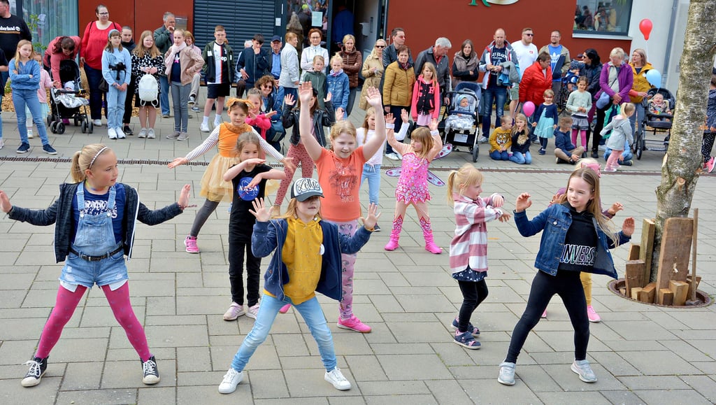 Die Mini-Tanzgruppe vom Klötzer Karneval-Verein erfreute die Maibaumbesucher mit einigen Darbietungen. Mit dabei waren zum Teil auch ihre Eltern. Die Minis gestalteten den Auftakt zur Traditionsveranstaltung, die nach einigen Jahren Pause wieder auf dem Schulplatz auflebte.