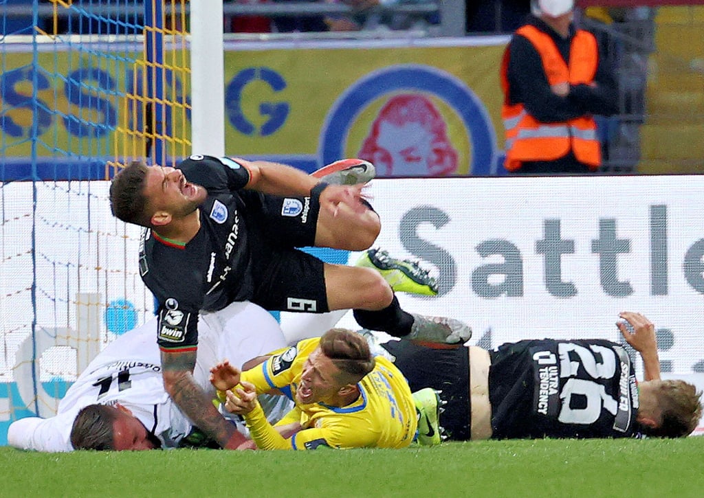 Ein Zusammenprall mit viel Gesprächsstoff: Kai Brünker (Mitte) schrie vor Schmerzen, nachdem er für den 1. FC Magdeburg gegen Eintracht Braunschweig das vermeintliche 2:2 erzielte. Sein Tor zählte allerdings nicht.