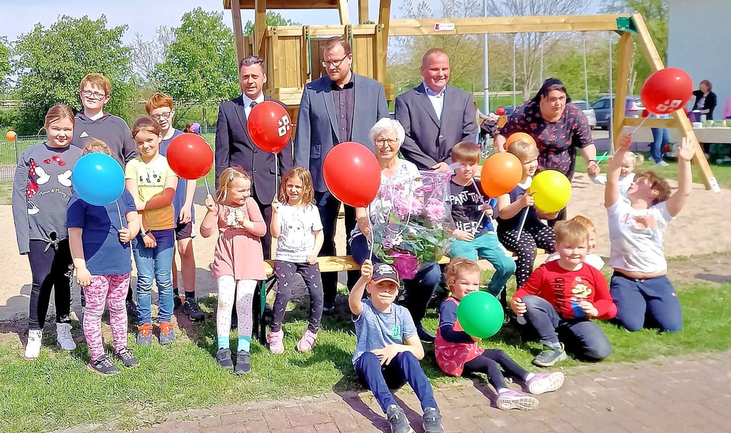 Vor dem Kletterhaus: In der Mitte der Kinder Monika Müller mit dem Blumenstrauß, dahinter Ortsbürgermeister Kay Bednarz, Sponsor Alexander Liese und Bürgermeister Stefan Müller (von rechts).
