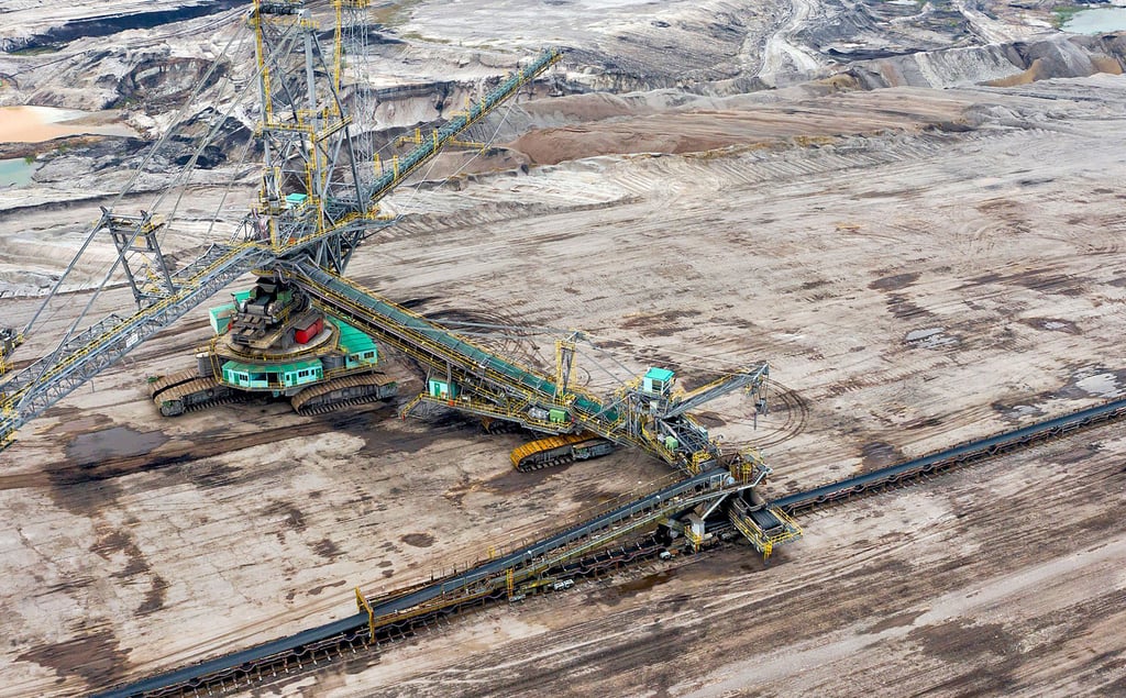 Der Braunkohlentagebau Profen ist der größte in Sachsen-Anhalt. Das Bild zeigt einen Absetzer im Abbaufeld Schwerzau.