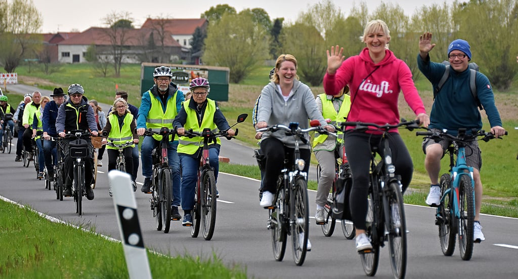 Auf der Landesstraße 24 radeln Freunde der Bürgerinitiative. Fast fertig ist nebenan der straßenbegleitende Radweg von Rätzlingen nach Kathendorf.