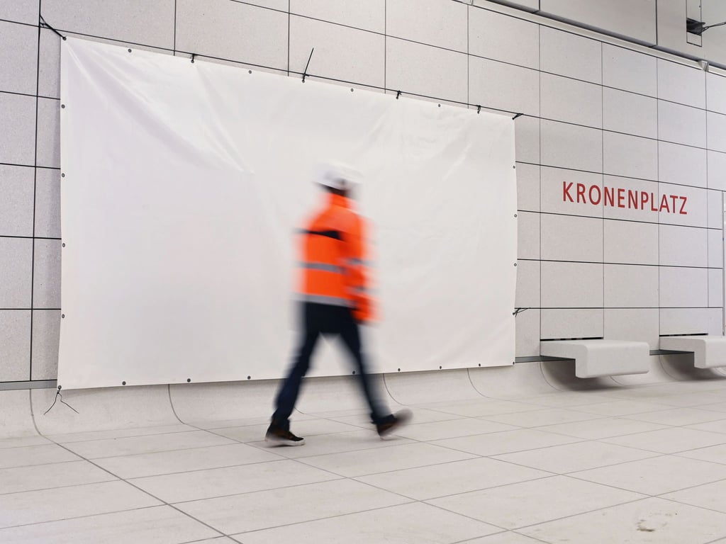 In der unterirdischen Haltestelle Kronenplatz in Karlsruhe hängt bereits verhüllt eine Kachel des Künstlers Markus Lüpertz.