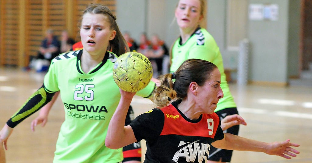SG Lok Schönebeck-Akteurin Luisa Bertelmann (am Ball) steuerte vier Treffer zum deutlichen Heimerfolg gegen den SV Oebisfelde bei. In der Tabelle der Sachsen-Anhalt-Liga stehen die Elbestädterinnen nun auf dem vierten Rang.