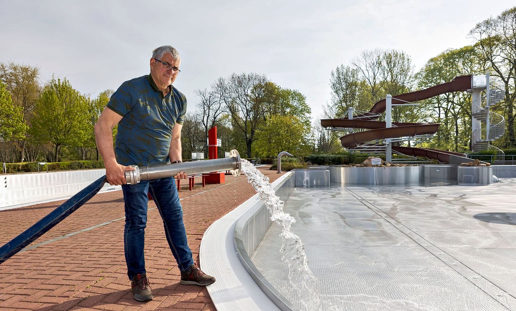 Bäderchef Ulf Krause lässt im Zeitzer Sommerbad das Wasser ein. Auch die Freibäder in Theißen und in Kayna werden aktuell gefüllt.