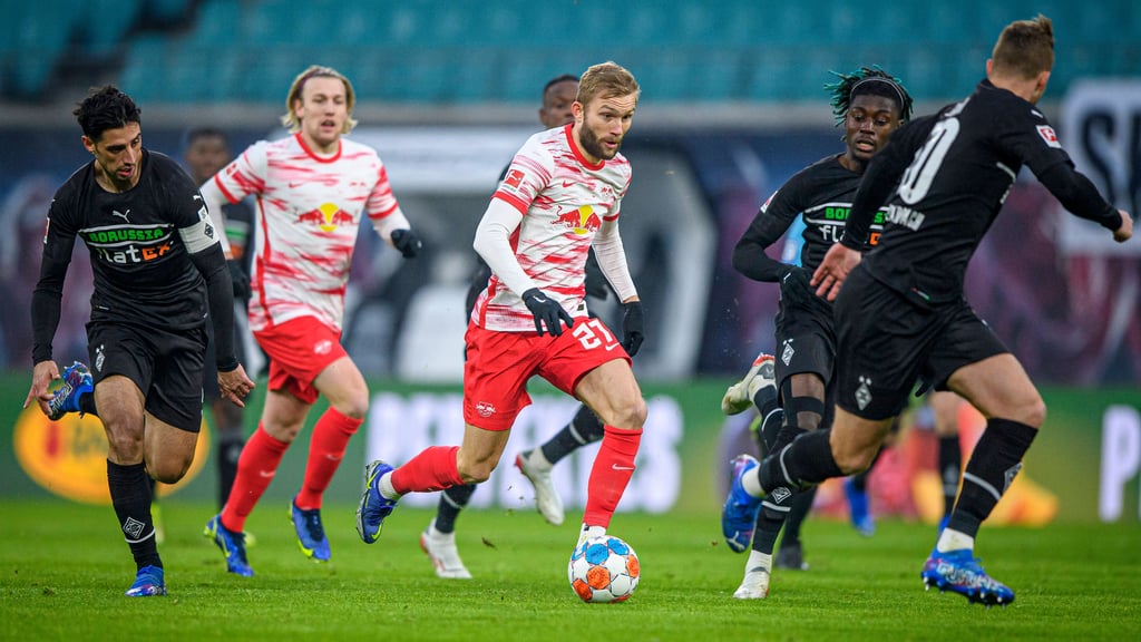 Konrad Laimer im Hinspiel gegen Gladbach am Ball.