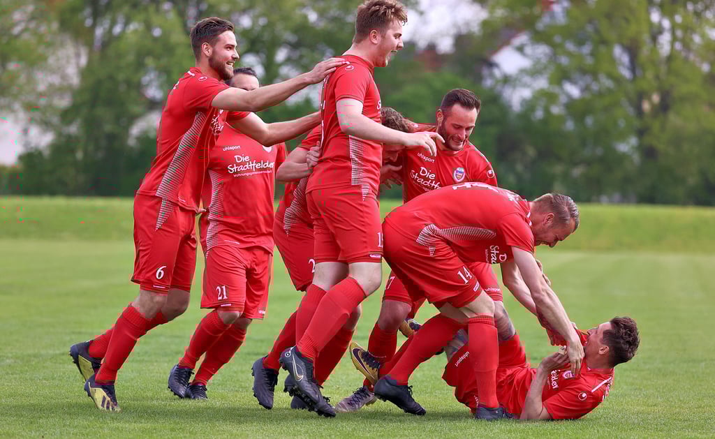Alle auf Benjamin Lohse (am Boden): Der 31-Jährige leitete mit seinem Treffer den Derbysieg des MSV Börde ein.