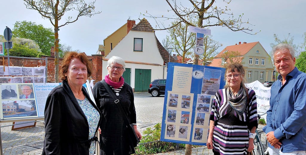 Die Töchter von Dr. Werner Krätzig Meike Müller, Annemarie Körner und Ilse Tschörtner sowie Enkel Marc Schütze sind gern zur Einweihung der Gedenktafel nach Havelberg gekommen.