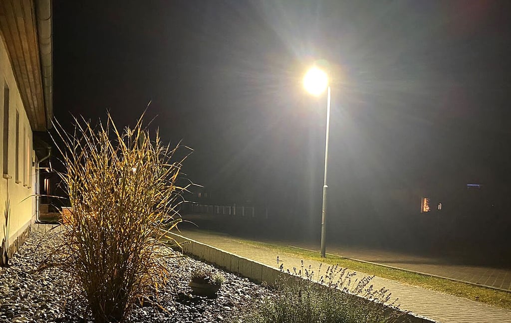 Diese neue LED-Lampe vor ihrem Haus ist den Eichstedtern Heike und Torsten Schneider viel zu hell. Sie fühlen sich geblendet.