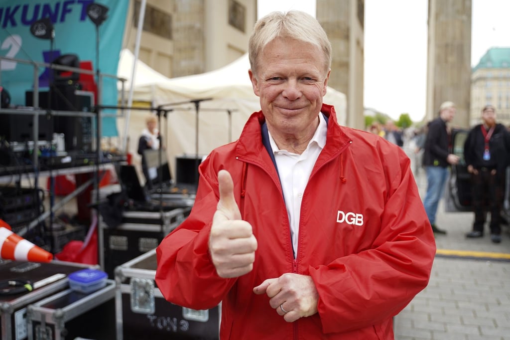 DGB-Chef Reiner Hoffmann am Brandenburger Tor in Berlin.