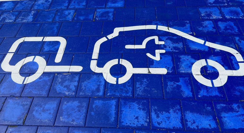Ein Symbol für Elektro-Autos an einer Ladestation in Petersberg.