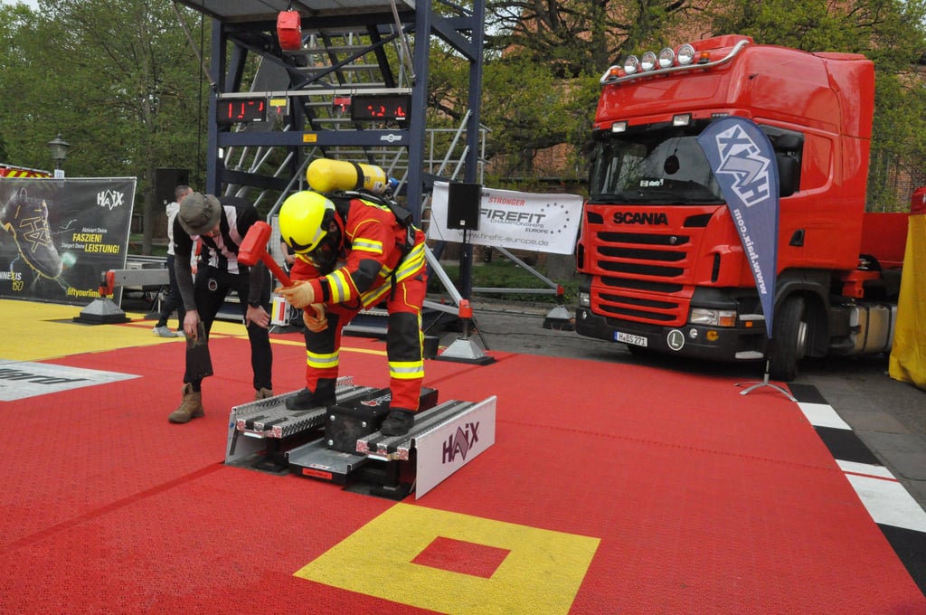 Die erste Station der Firefit Championships Europe 2022 fand am Wochenende in Gardelegen statt. Hier war Matthias Lemm von der Kalbenser Wehr am Start und brachte die Hammerschlagmaschine in Position.