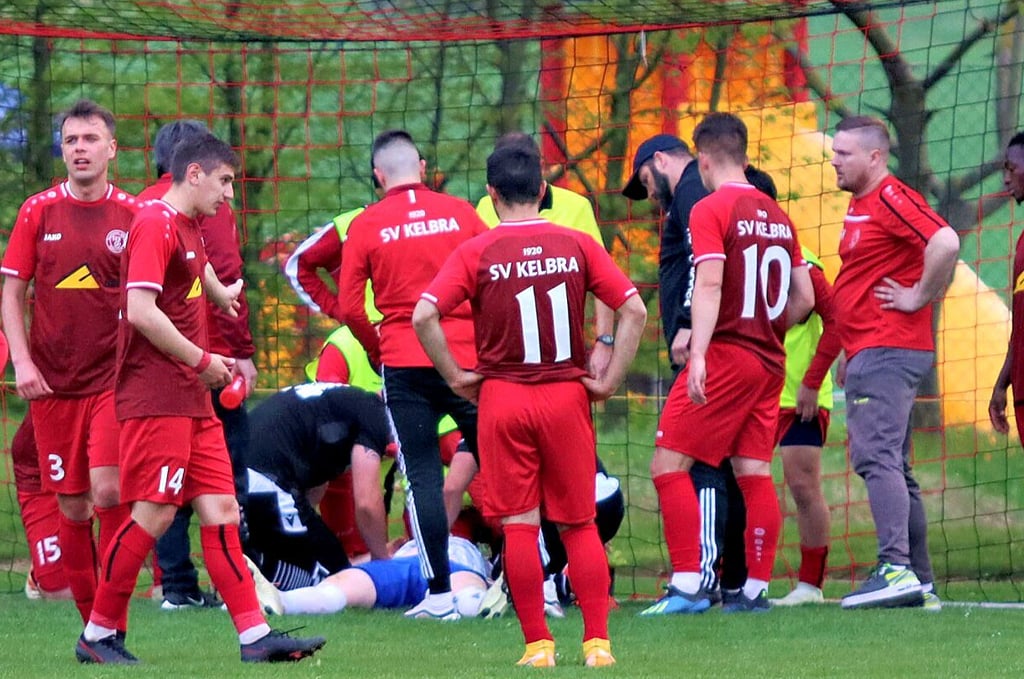Keeper Renè Gurniak wurde minutenlang auf dem Platz behandelt.