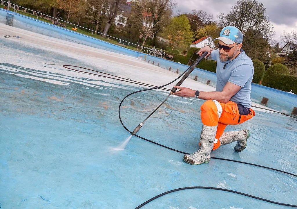 Im Allstedter Sommerbad hat Schwimmmeister Sebastian Töpfer schon das Becken geputzt. Diese Woche soll es frische Farbe bekommen.