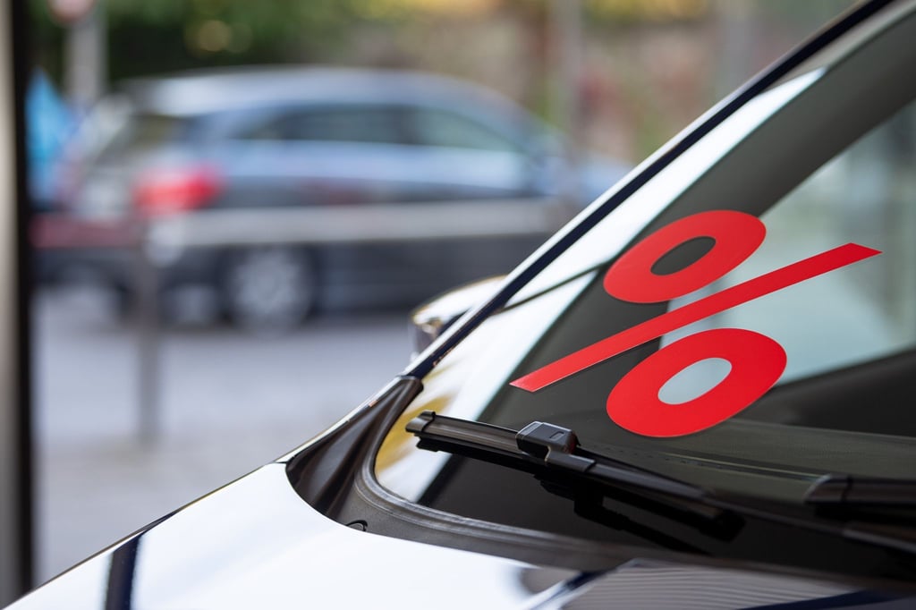 Ein Prozentzeichen klebt auf der Scheibe eines Autos. Auf dem deutschen Automarkt schwinden die Rabatte für Neuwagen weiter.
