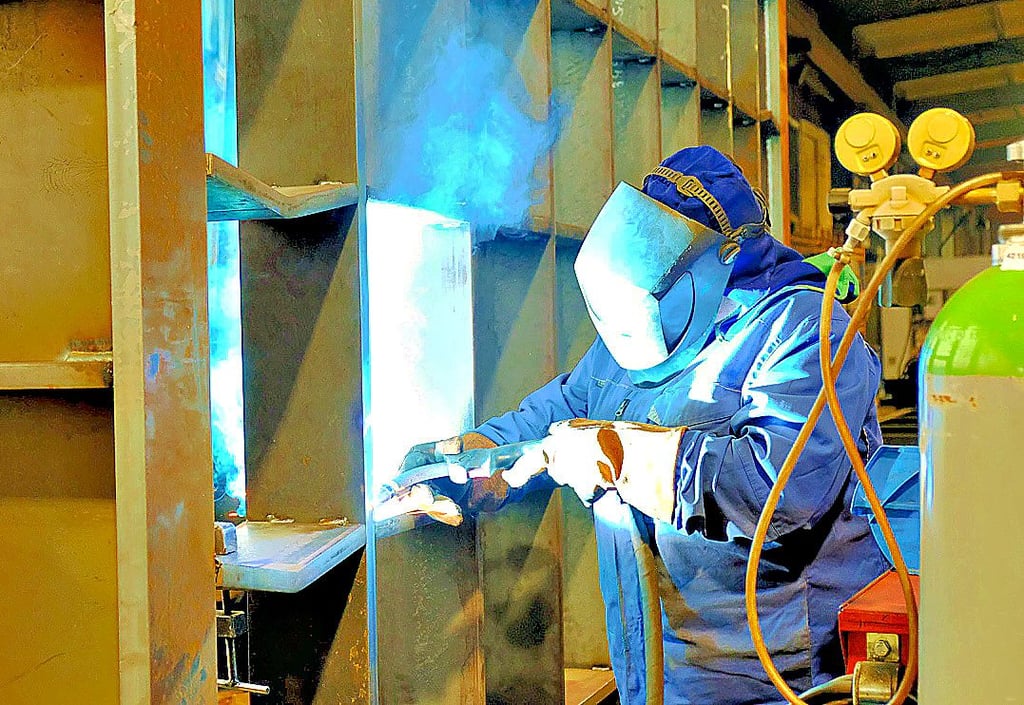 Manche Großaufträge benötigen noch die manuellen Fertigkeiten der Blankenburger Schweißer, hier beim Aufbau einer sogenannten Mould Box.