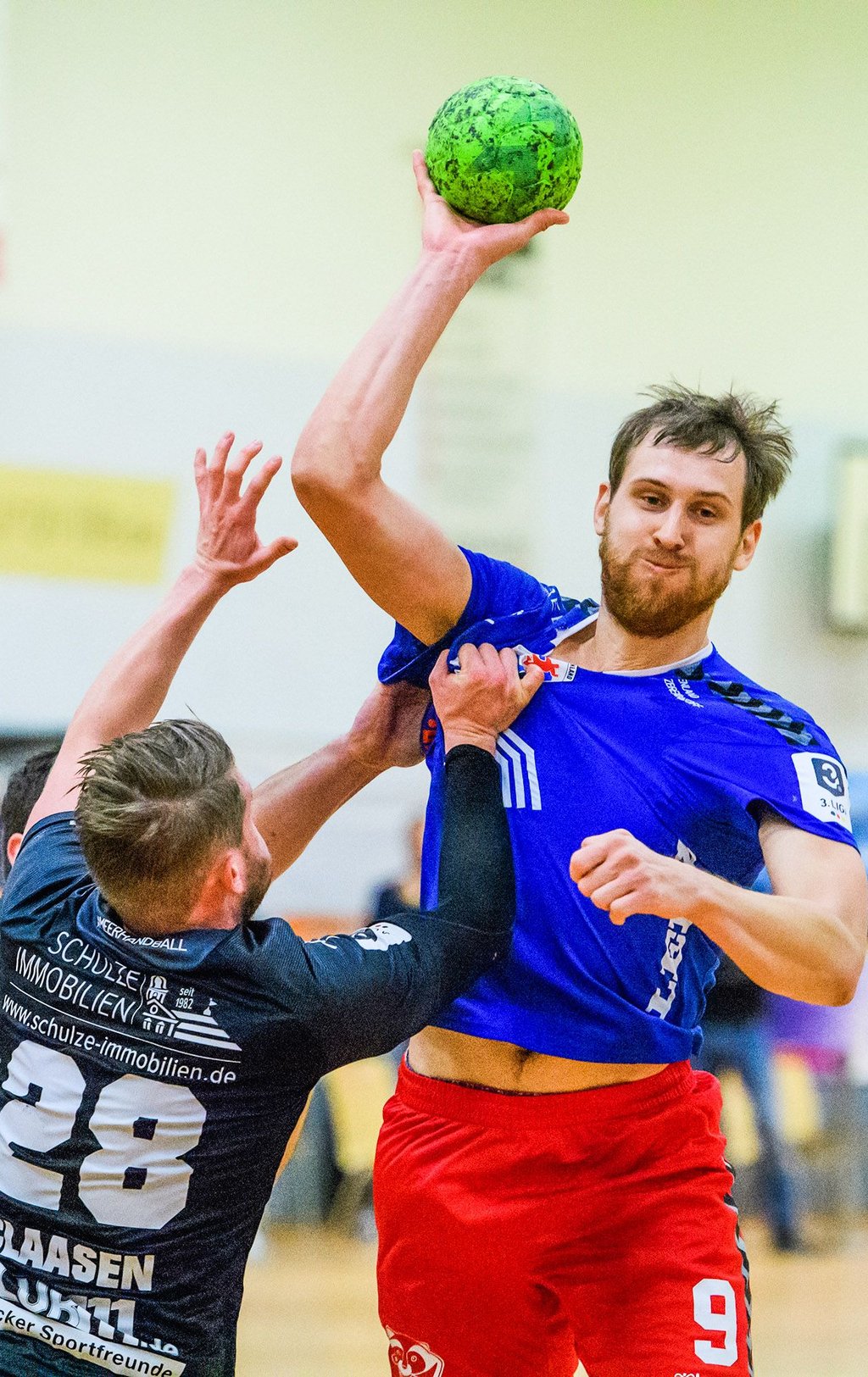 Weil Mirco Fritzsche fehlte, agierte Routnier David Heinig (r., hier in einem früheren Spiel) in Bielefeld als Kreisläufer.