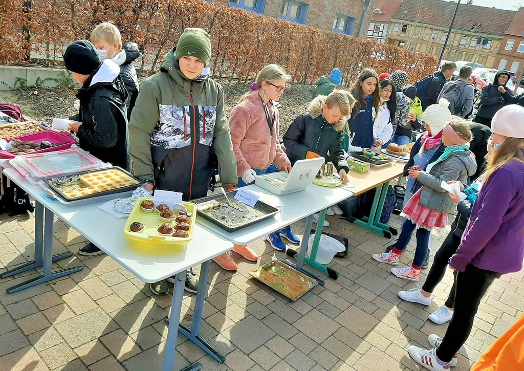 Mehrere Kuchenbasare fanden sehr großen Zulauf auf dem Schulhof und brachten zusammen mit einem Pizzaverkauf über 1000 Euro ein. Von dem gesamten Spendenerlös sollen zunächst Willkommenspakete geschnürt werden.