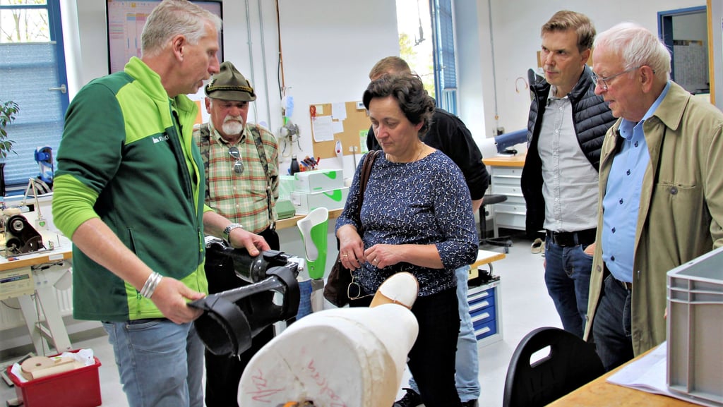 Ulf Stühff, Ulrich Scholle, Nadja Pilipcuk, Norman Scholle (verdeckt), Tobias Steinke und Roland Steinke (von links) beim Rundgang durch die Werkstätten.