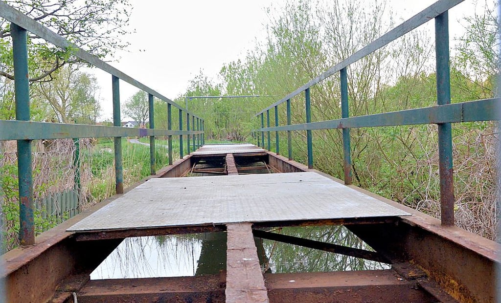 Die Fußgängerbrücke über die Jeetze hinter dem Deba-Gelände ist total marode.