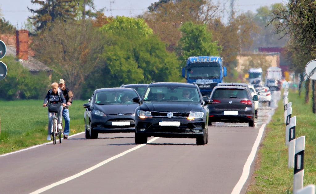 Radfahren ist auf der Landesstraße 52 zwischen Burg und Niegripp nicht ganz ungefährlich. Denn der Geschwindigkeitsunterschied zwischen den Rädern und den motorbetriebenen Fahrzeugen ist beträchtlich.