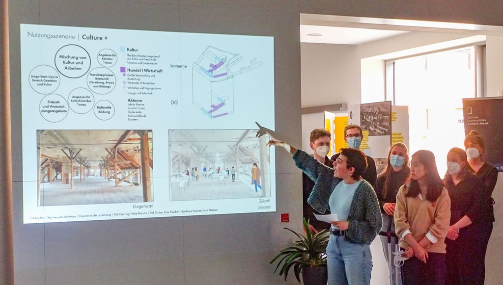 Architekturstudenten der Hochschule Aachen erklären ihre Ideen für die Nutzung einzelner Gebäudeteile.
