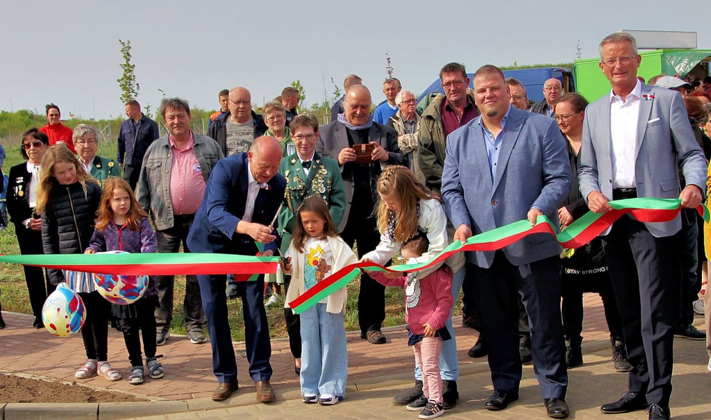 Gemeinsam mit Kindern haben Dieter Montag, Frank Nase und Rolf Claußen (von links) die Wittmunder Straße in Barleben geweiht.