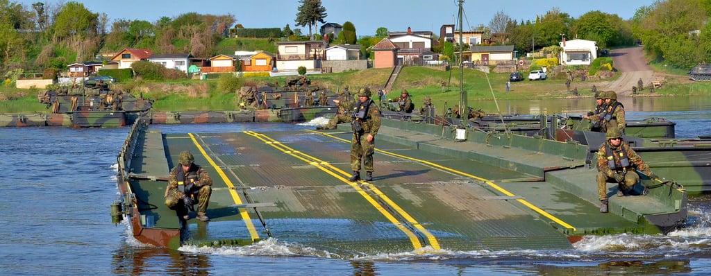 Drei solcher Faltschwimmbrücken der Havelberger Pioniere pendelten gestern im Minutentakt auf der Elbe bei Hohengöhren. Übergesetzt wurden Panzergrenadiere der Brigade 37. Im Hintergrund eine weitere Fähre kurz vor dem Anlegen in Storkau.