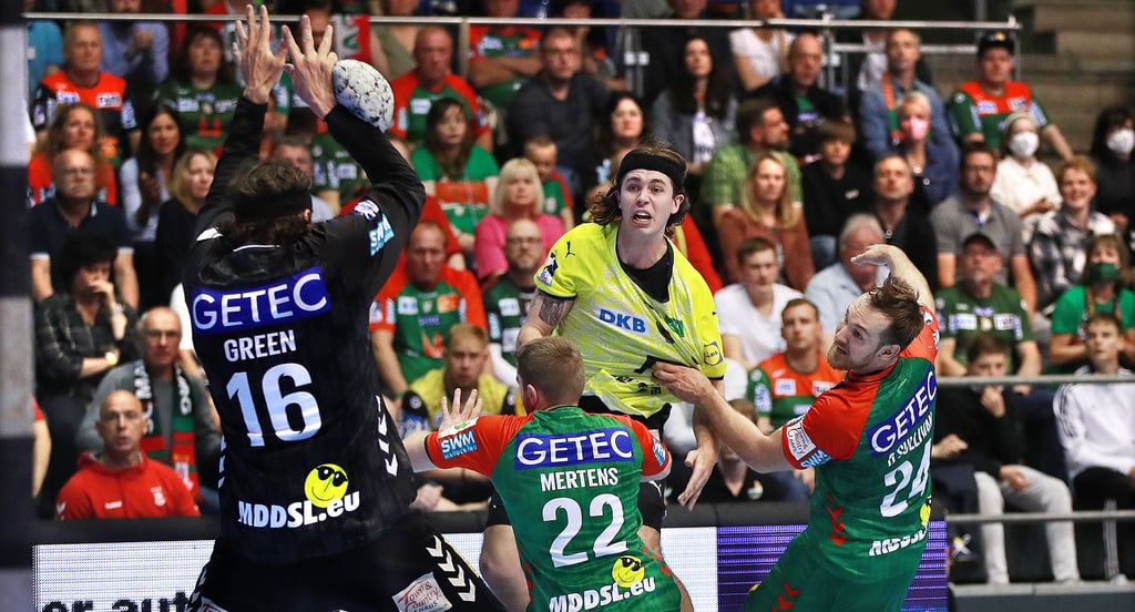 Hier wehrt SCM-Torwart Jannick Green einen Wurf von Füchse-Spielmacher Jacob Holm ab. Am Ende hatte Green zwölf Paraden auf seinem Konto und war ein wichtiger Sieggarant.