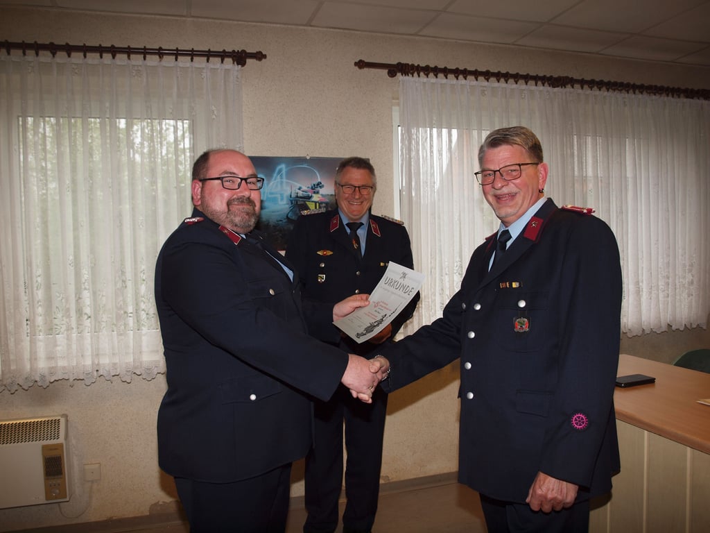 Martin Hartmann (links) ist 30 Jahre, Dirk Meyer (rechts) 40 Jahre aktin der Feuerwehr. Stadtwehrleiter Hans Joachim Hinze gratuloierte auch zur Wiederwahl Hartmanns als Vizewehrleiter.