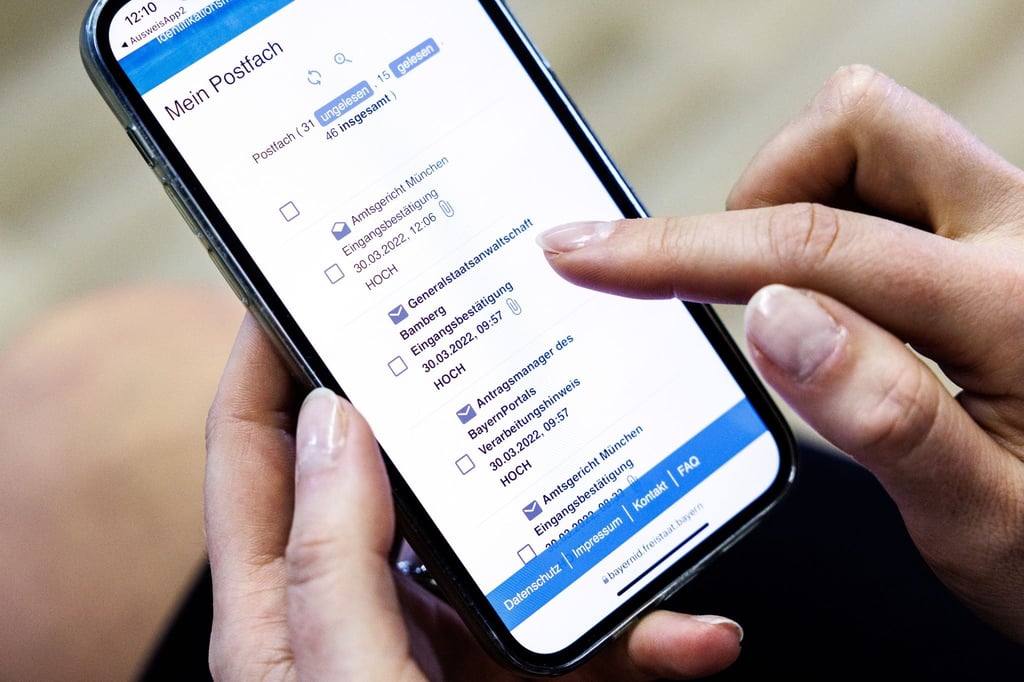 Seit Anfang Februar können Bürger in Bayern über die „BayernApp“ Klagen bei den Gerichten oder Strafanzeigen bei den Staatsanwaltschaften online einreichen.
