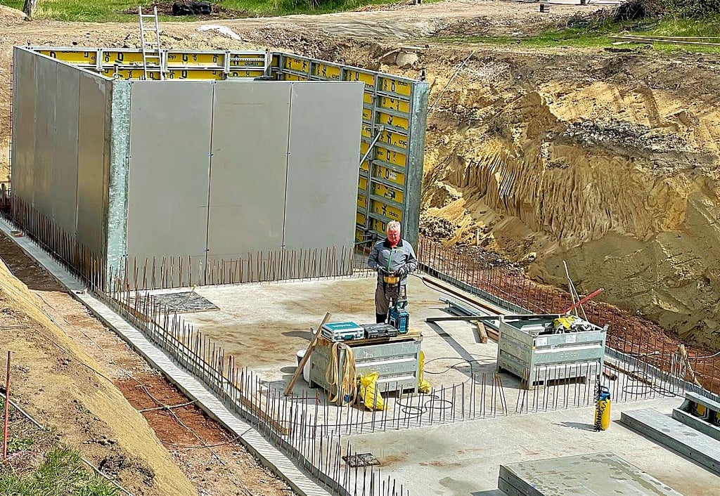 Um ein Auffangbecken für das Schwallwasser zu erhalten, mussten die Bauarbeiter auf dem Gelände rund 5,5 Meter in die Tiefe gehen.