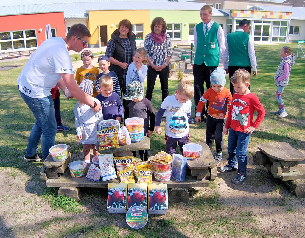 Spielmannszug Schweinitz, Teiinahme Haribo-Aktion, Übergabe des Preises an Kita und Grundschule