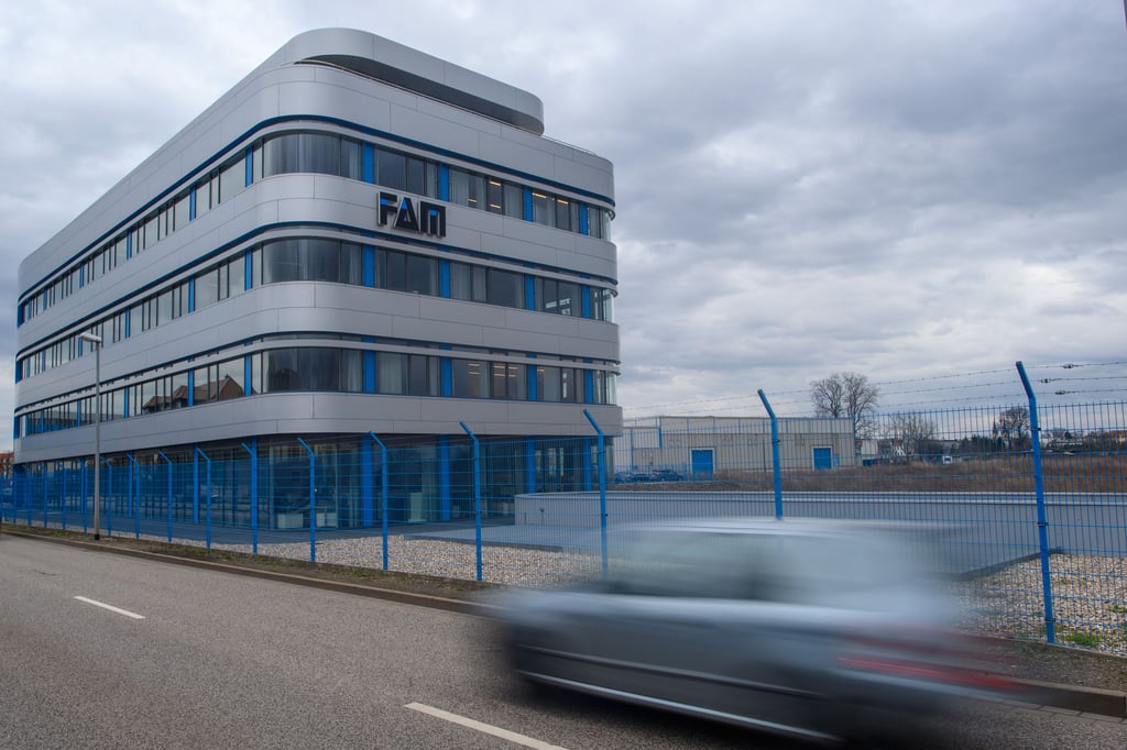 FAM hat seinen Stammsitz im Magdeburger Ortsteil Sudenburg. Hier sind derzeit noch rund 500 Mitarbeiter beschäftigt. Nach der Übernahme durch die Beumer-Gruppe bleiben weniger als 200 Stellen erhalten, so FAM.