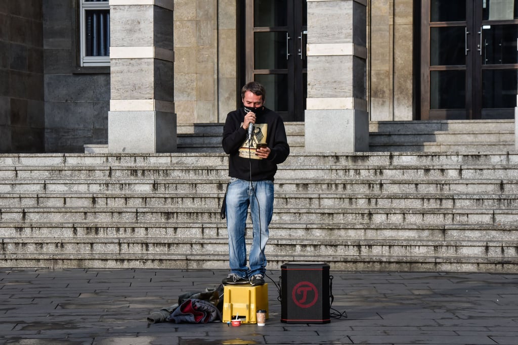 Sven Liebich bei einer seiner Demonstrationen auf dem Marktplatz in Halle.