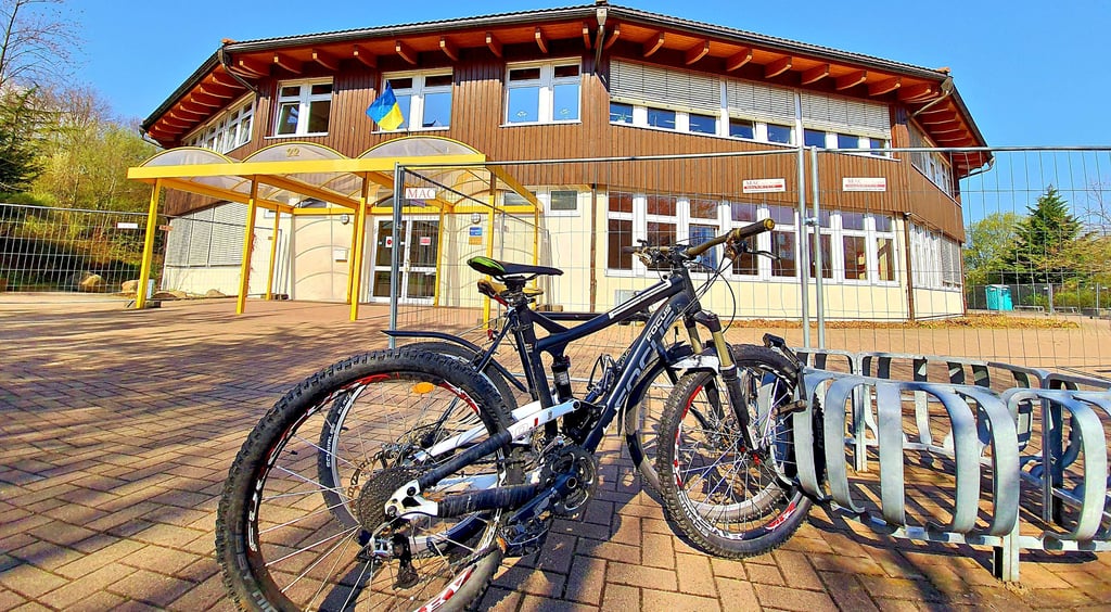 Rings um die Goethe-Sekundarschule Ilsenburg steht ein Bauzaun. Seit Ende April wird hier gebaut – mit Auswirkungen den Unterricht der Schüler.