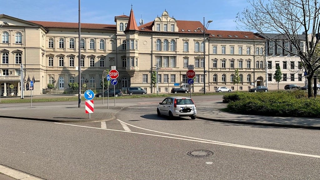 Das geht ab Mittwoch nicht mehr: Das Rechtsabbiegen aus der Breitscheid-Straße in Richtung Riebeckplatz.