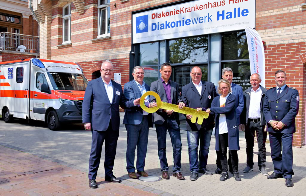 „Goldener Schlüssel“ zur Einweihung: Die DRK-Rettungswache, bisher mit Sitz in der Fährstraße, ist in das Diakonie-Krankenhaus umgezogen.