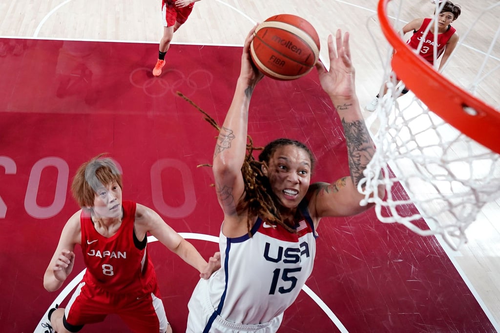 Brittney Griner (r) bei den Olympischen Spielen in Tokio. Die US-Basketballspielerin sitzt seit Mitte Februar wegen angeblichem Drogenbesitz in Russland fest.