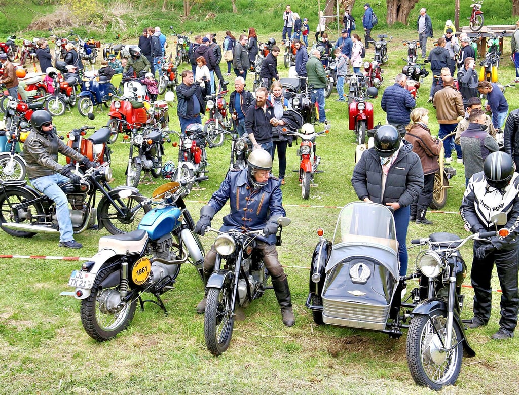 Hunderte DDR-Fahrzeuge rollten auf die Festwiese von Strenznaundorf.