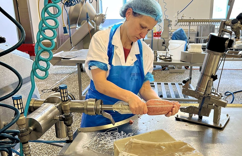 Karin Jansen von der Fleischerei Altmärker in Stendal füllt den Teig für eine Salami in einen Kunstdarm. Bei Naturdärmen guter Qualität herrscht derzeit Knappheit.
