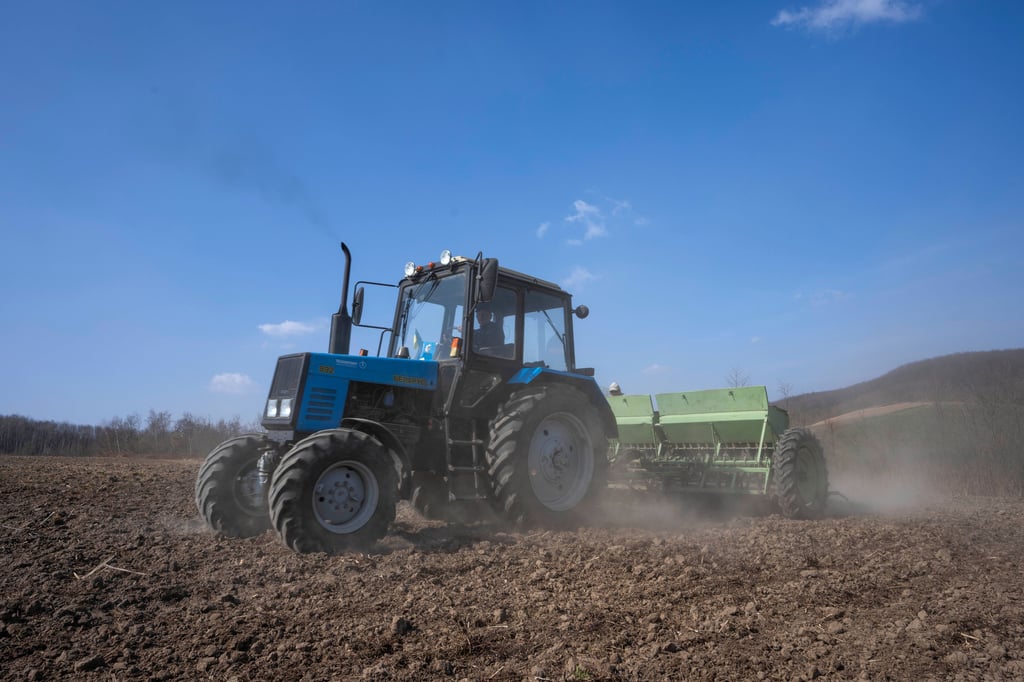 In der Ukraine hat die russische Armee offenbar damit begonnen, Landwirtschaftsfahrzeuge zu stehlen und außer Landes zu bringen - doch die Besitzer wehren sich. (Symbolfoto)