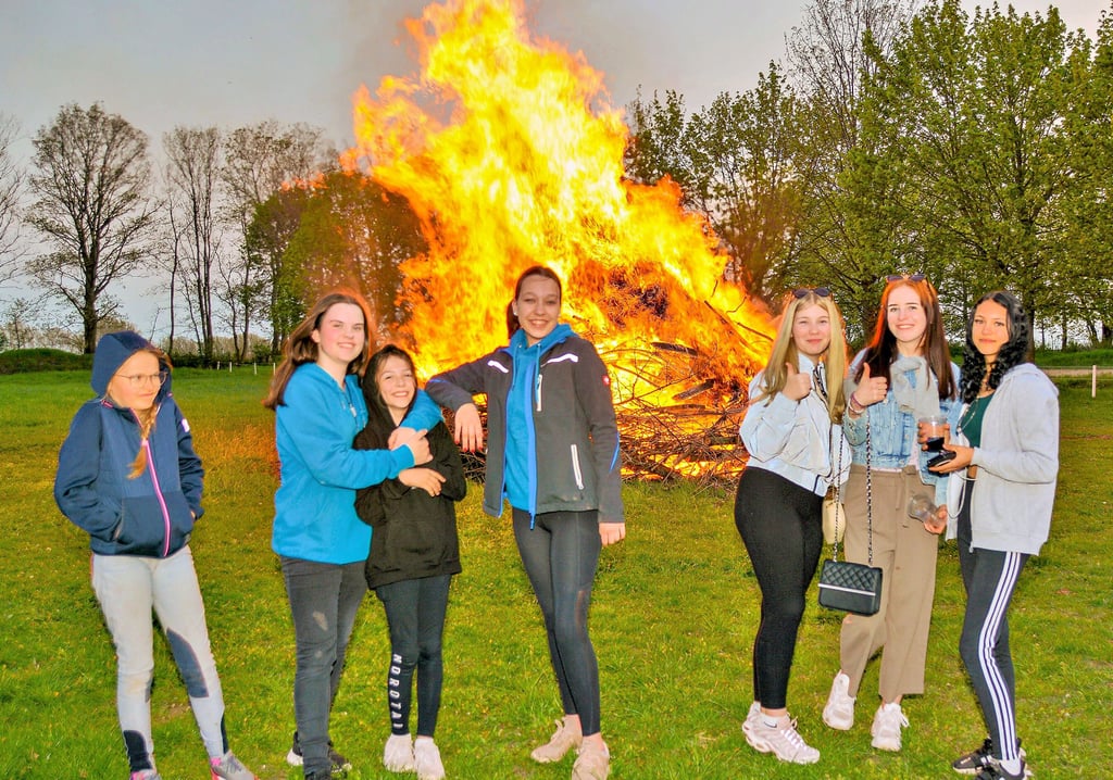 Besonders die Jugendlichen hatten ihren Spaß beim Maifeuer.